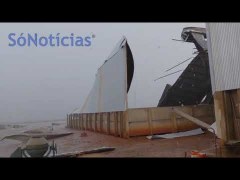 Vendaval com chuva forte derruba armazéns no Nortão do Mato Grosso; assista