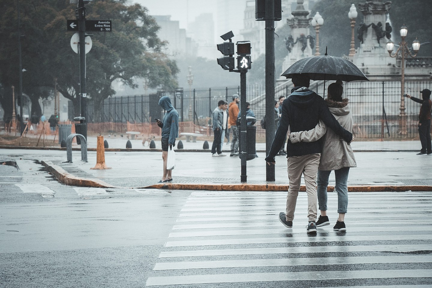 Cold front drops temperatures in 3 regions and rain showers hit 2 others