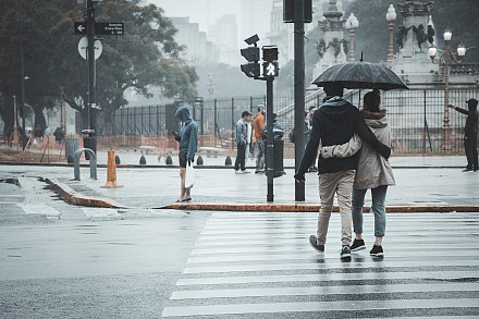 Frente fria derruba temperaturas em 3 regiões e pancadas de chuva atingem outras 2