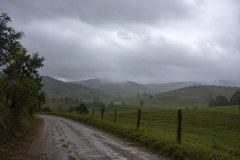 Chegada de nova frente fria no fim de semana derruba temperaturas e traz chuva forte para parte do país