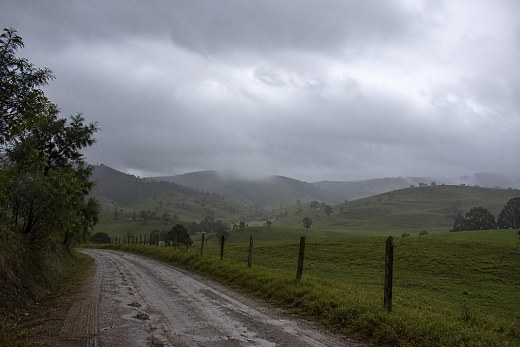Chegada de nova frente fria no fim de semana derruba temperaturas e traz chuva forte para parte do país