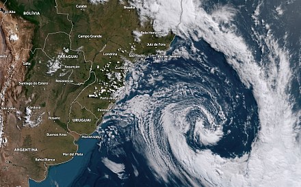 Strong-intensity cyclone hits Brazil in the next few days and causes storms, meteorologist warns