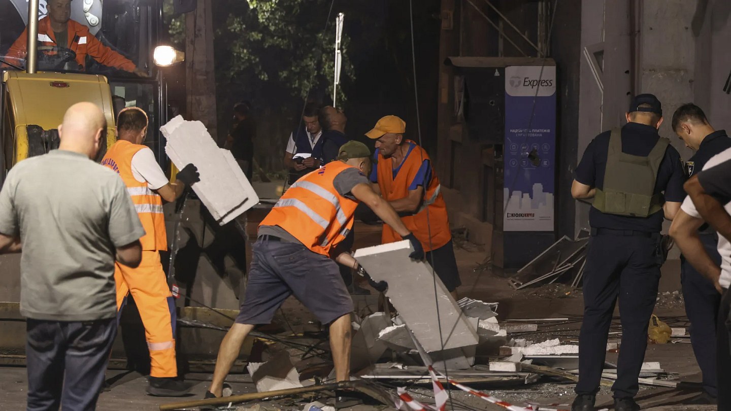 Ukraine: 10 dead and 20 injured in Russian and Ukrainian attacks