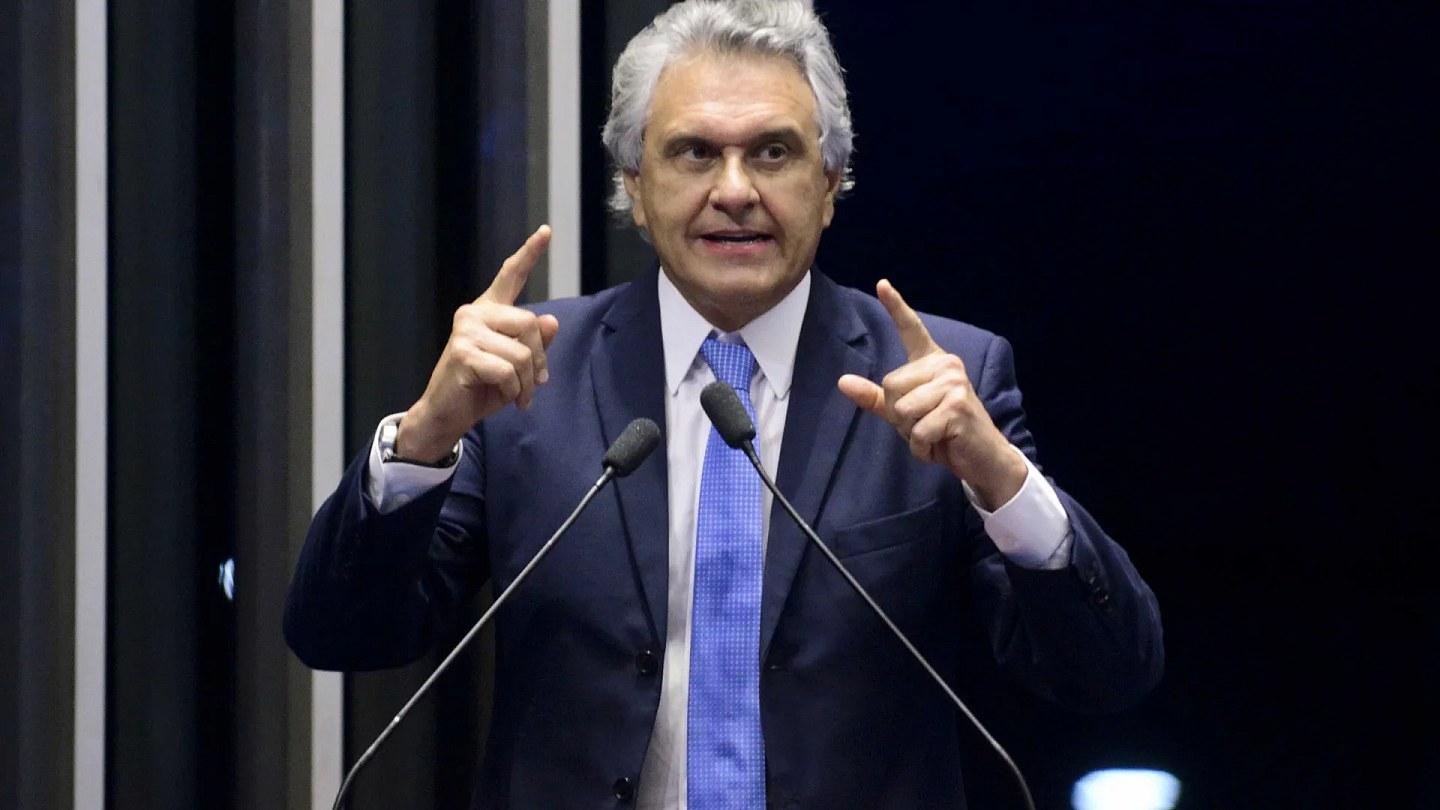 Caiado acusa Flávio Bolsonaro de conspirar contra a economia do Brasil