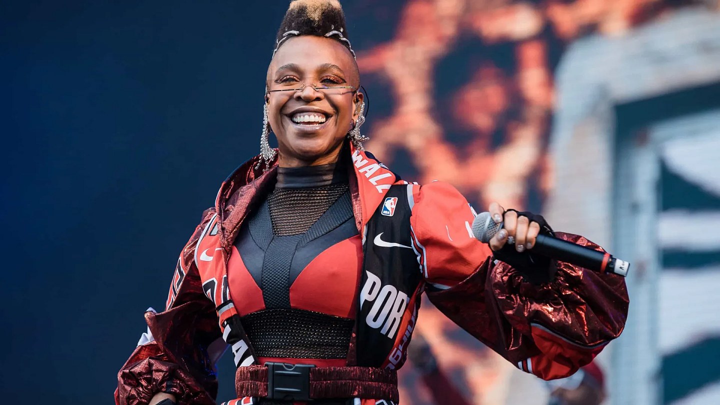 I created my own crazy world, says Karol Conká, who reconnects with art on tour