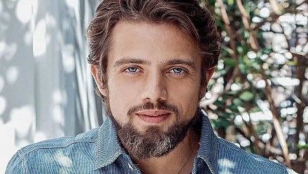 Internado em clínica, Rafael Cardoso faz desabafo: "Sou um adicto"