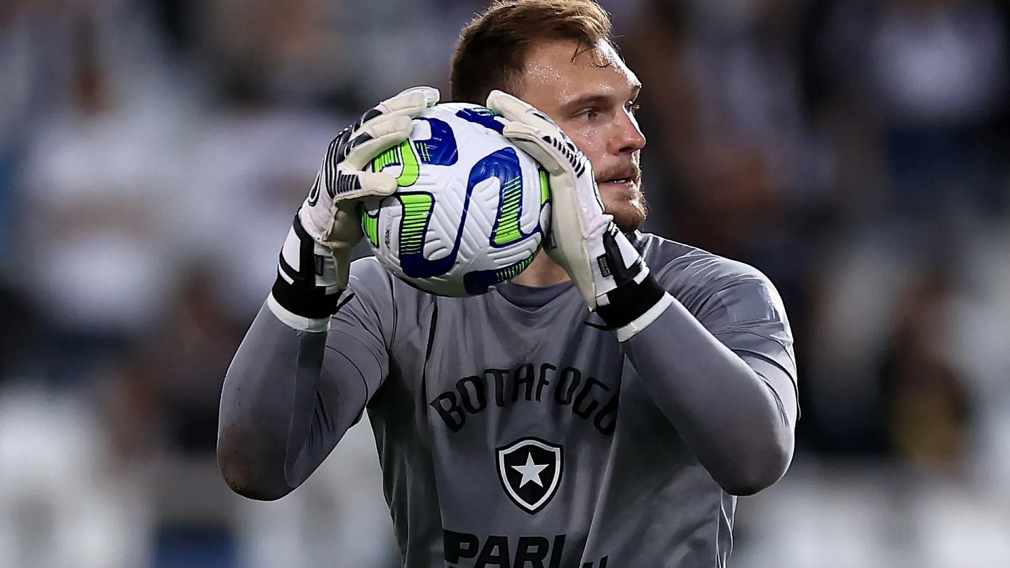 Torino contata Leeds United por Lucas Perri, ex-São Paulo e Botafogo
