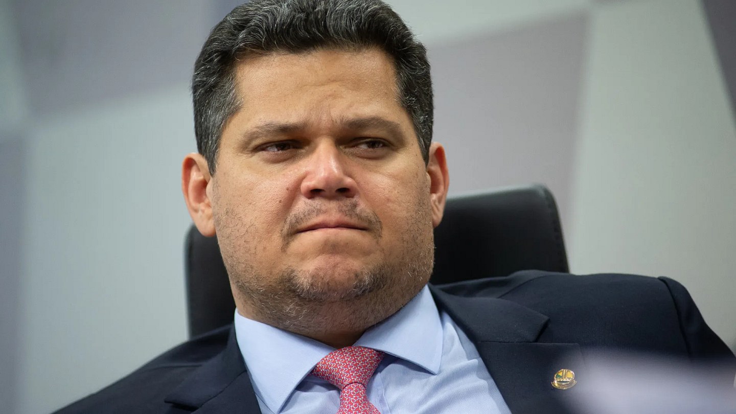 PT leader calls Alcolumbre the 'enemy' of the end of the 6x1, and senator says he will not tolerate threats