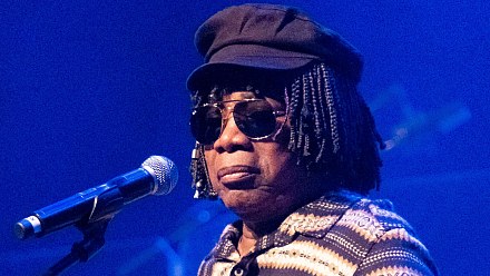 Milton Nascimento returns home after being admitted to treat pneumonia
