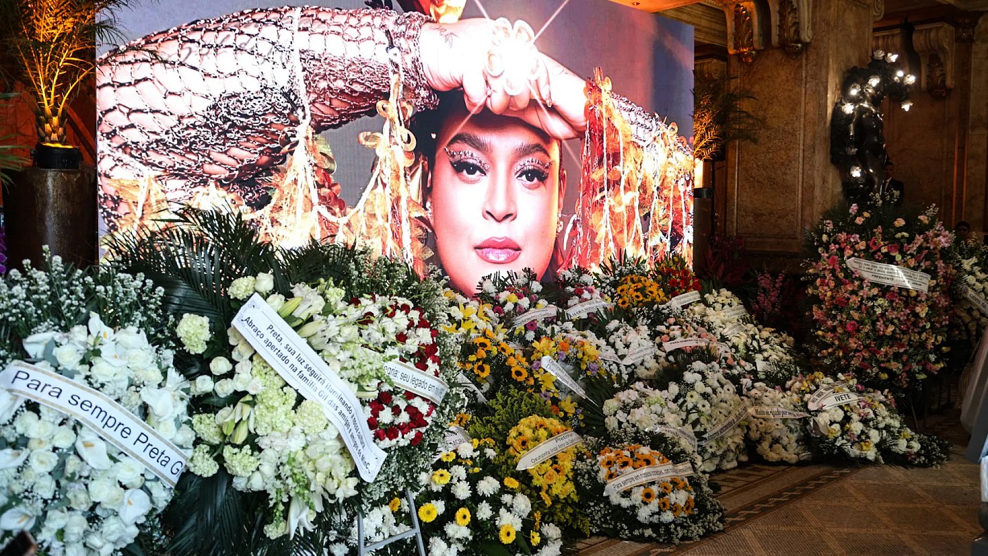 Friends and family are moved by the mass marking the anniversary of Preta Gil's death