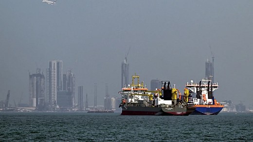 Irã e EUA amplificam ataques, e bloqueio naval de Trump começa