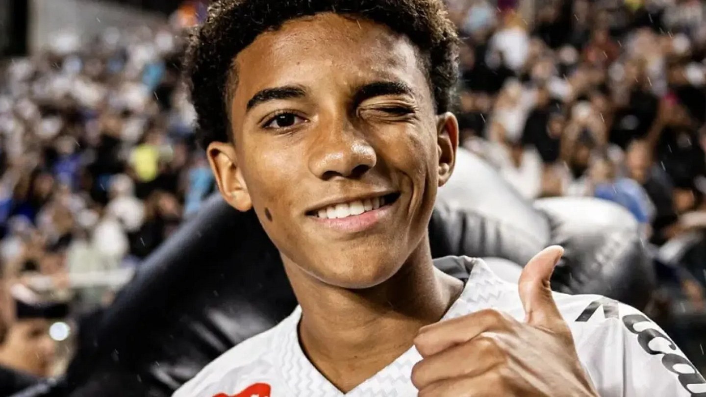 Juninho goes back to being Robinho Jr. and is one of Cuca's associates at Santos