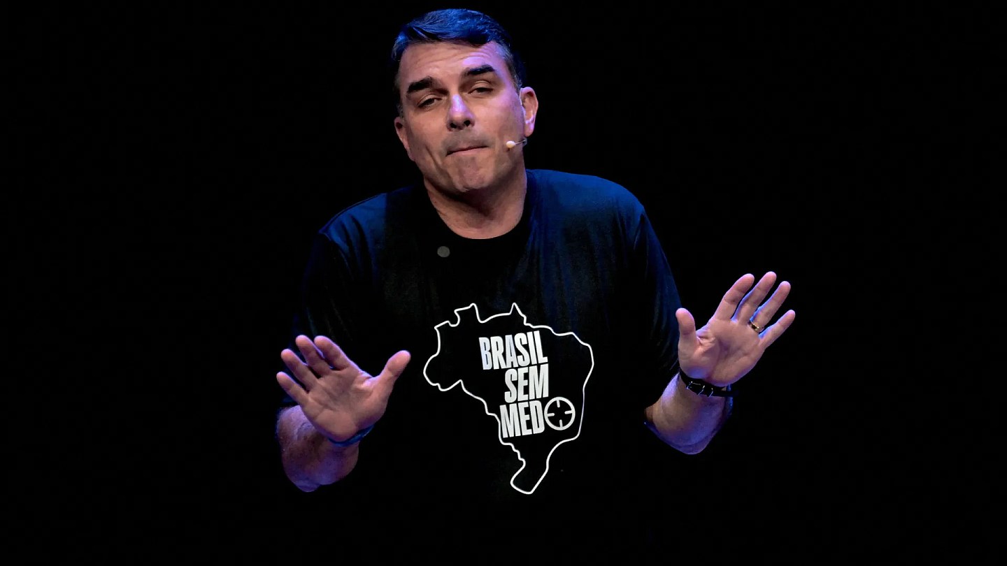 Carta a Flávio viola restrição e pode levar Bolsonaro de volta ao regime fechado, dizem especialistas