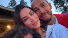 Kim Kardashian posa com Lewis Hamilton e a filha em foto rara