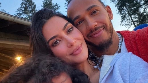 Kim Kardashian posa com Lewis Hamilton e a filha em foto rara