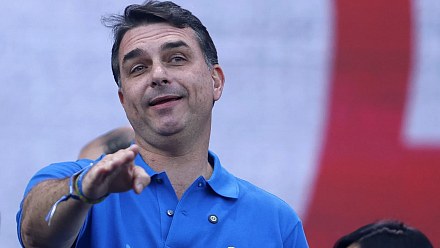 Flávio Bolsonaro diz que não tem relação com Michelle e que não viu vídeo com críticas
