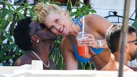 Vini Jr. and Virginia exchange kisses on the beach in Rio after getting back together