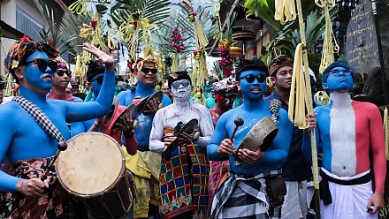 Ritual transforms streets of Bali into a parade of colors and spirituality