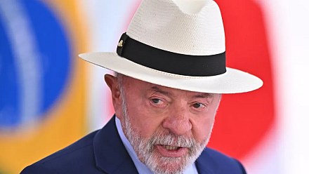 Lula shows the middle finger during a government event