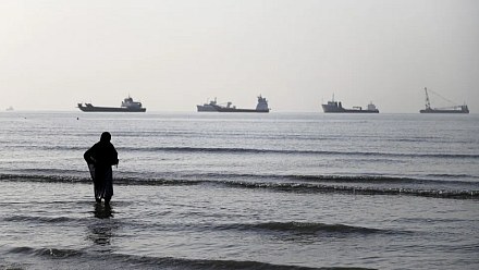 Irã fecha Estreito de Ormuz e ameaça atacar bases dos EUA