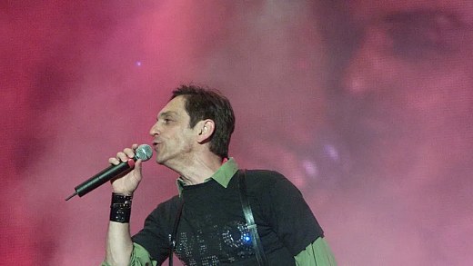 Paulo Miklos is hospitalized with pneumonia and cancels show in MG