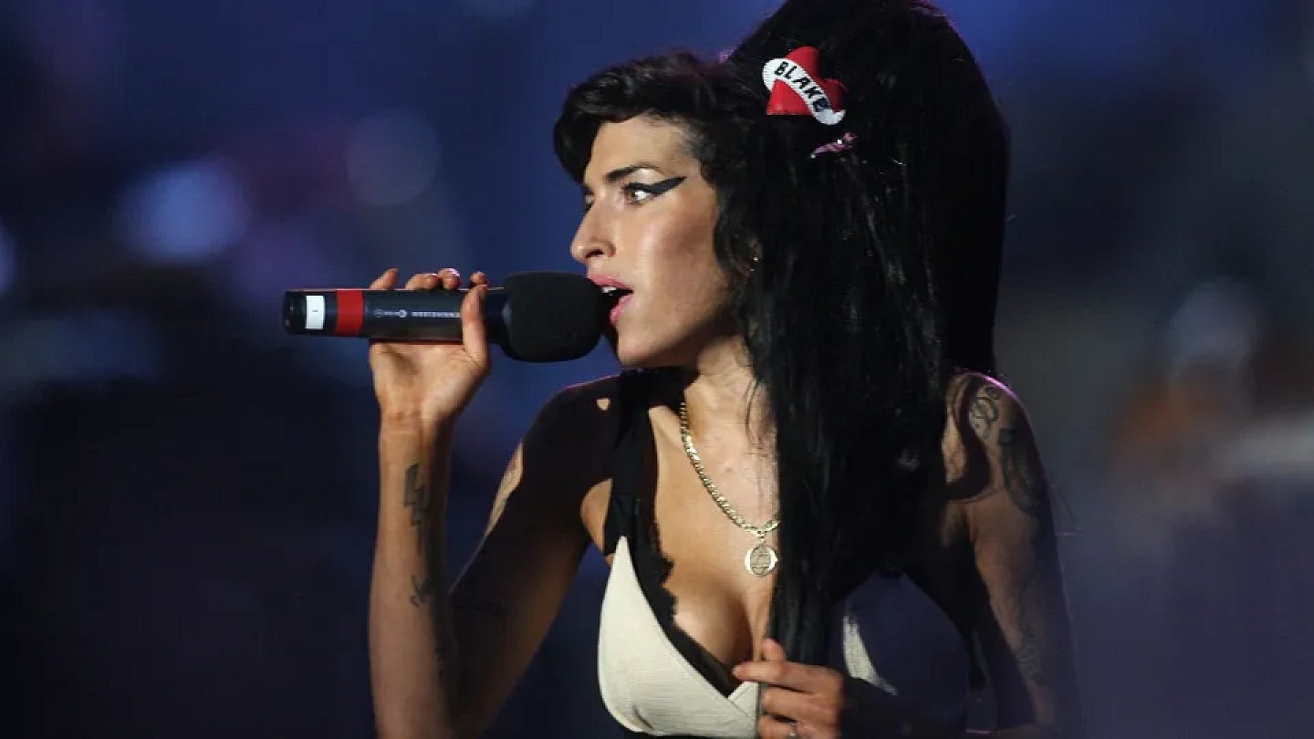 Amy Winehouse's father is ordered to pay R$6.5 million to the singer's friends
