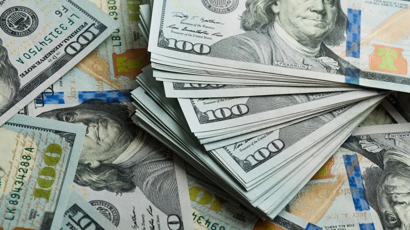 Dólar abre em viés positivo com petróleo em alta e tarifas e juros dos EUA no radar
