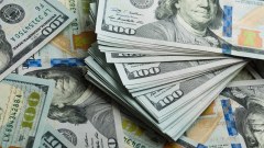 Spot dollar starts day on the rise, despite July IPCA-15 below expectations