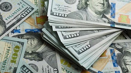 Dólar abre em viés positivo com petróleo em alta e tarifas e juros dos EUA no radar