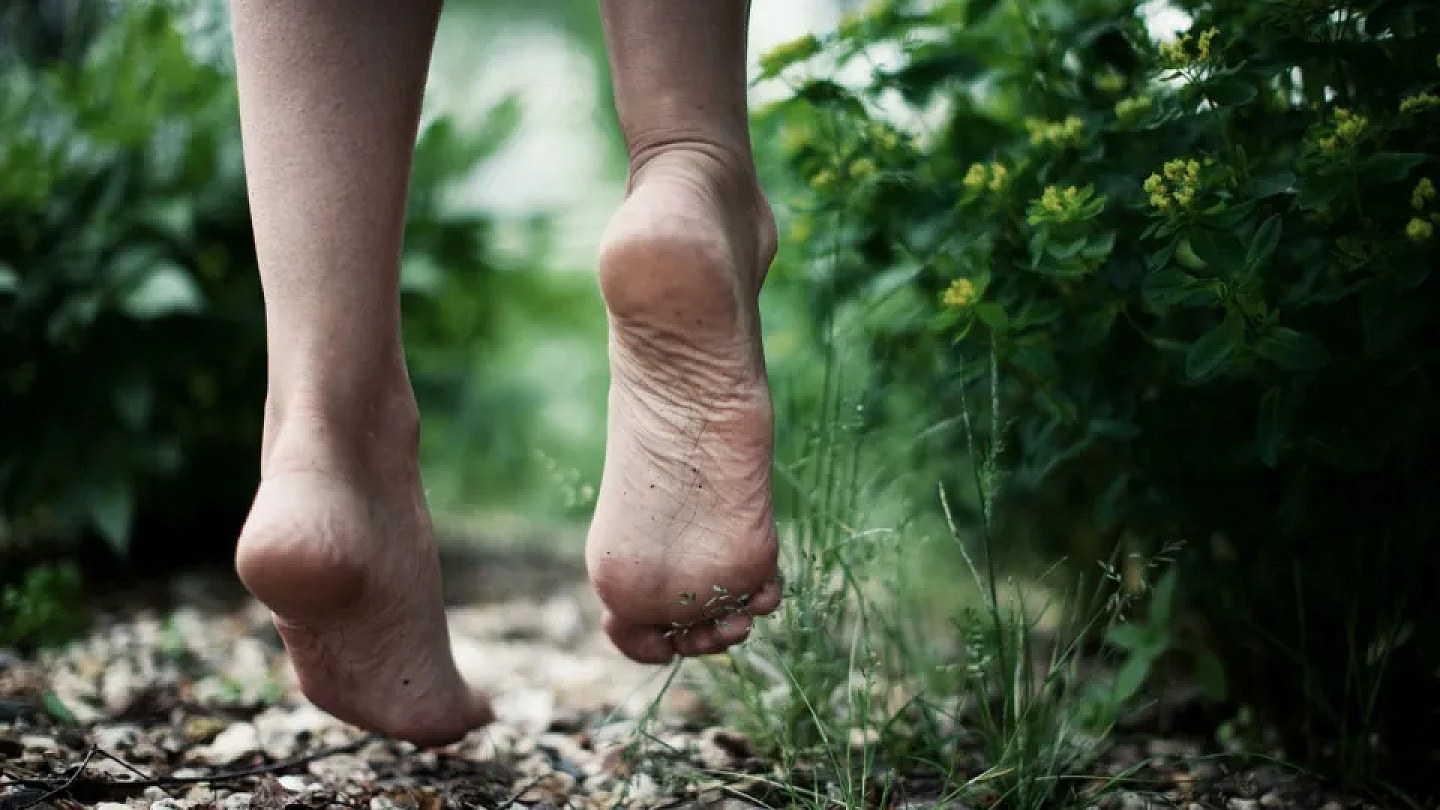 Andar descalço no inverno faz mal? Entenda o que aumenta o risco de gripe