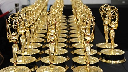 Emmy anuncia indicados com 'The Pitt' na liderança e recorde de 'Hacks'
