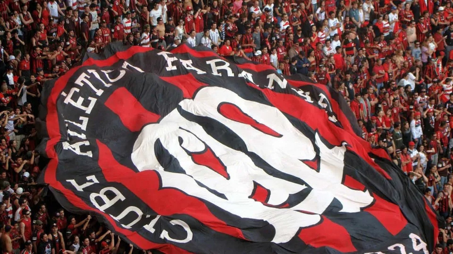 Athletico vence Botafogo no Rio com show de Viveros e cola no Flamengo