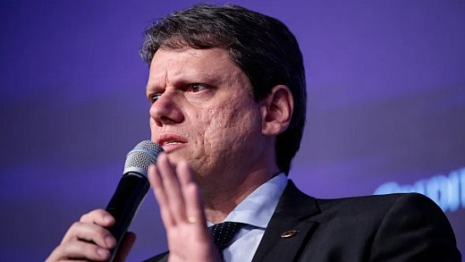 Tarcísio says he trusts the polls after Flávio Bolsonaro's speech at an event with ambassadors