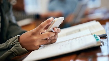 Comissão Europeia defende vedar acesso dos mais jovens a redes sociais