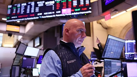 European stock exchanges operate mixed; easyJet soars after new purchase offer