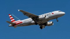 American Airlines profits more than expected, but forecasts losses in the 3rd quarter; share falls 3.5%