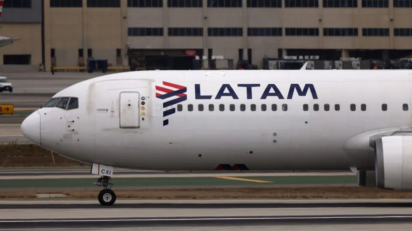 Latam plane is forced to make a go-around after a balloon approaches the Galeão runway, in Rio