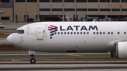 Avião da Latam é obrigado a arremeter após aproximação de balão na pista do Galeão, no Rio