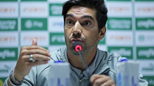 STJD marca julgamento de Abel Ferreira por chute em microfone no Brasileiro