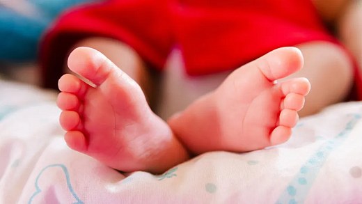 Bebê de 50 dias é internada com múltiplas fraturas; pais são presos