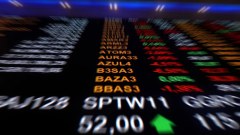 The stock market advances and the dollar closes slightly higher with the release of the IPCA-15 and the Fed on the radar