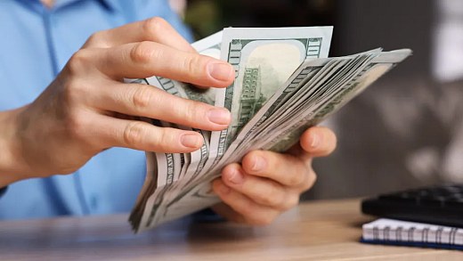 Dólar tem leve alta e Bolsa recua com Focus e Oriente Médio no radar
