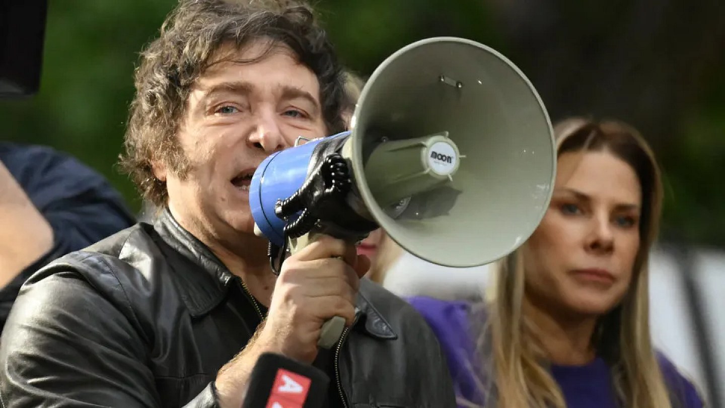 Milei signs decree to expel foreigners who attack Argentines