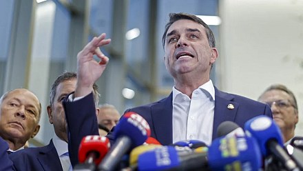 Bolsonaristas abrem fogo amigo e criticam pré-campanha de Flávio