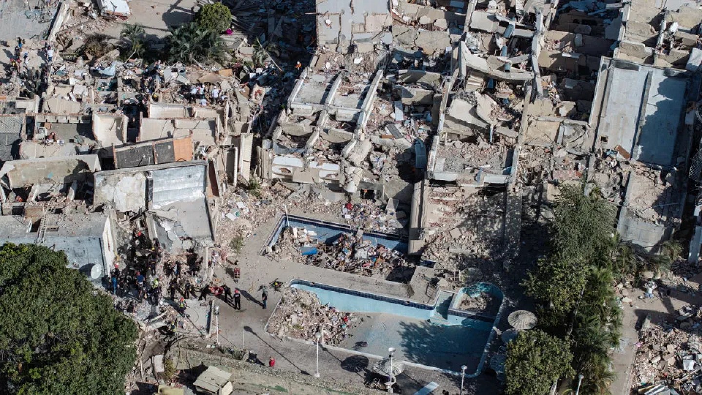 Caracas is divided between normality and lives ruined by earthquake