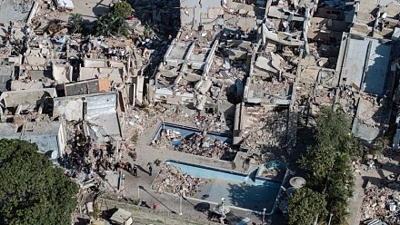 Caracas is divided between normality and lives ruined by earthquake