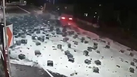 Truck knocks over 2,000 beer bottles and video goes viral; look