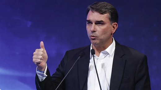 Flávio Bolsonaro diz que vai aceitar resultado das urnas e que TSE é diferente de 2022