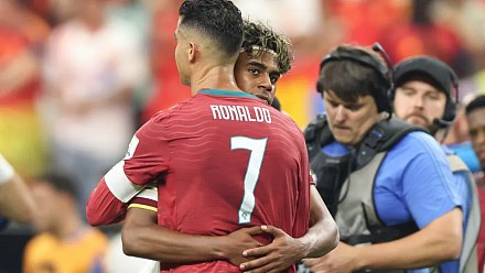 The images of Lamine Yamal's hug to Cristiano Ronaldo at the end of the game