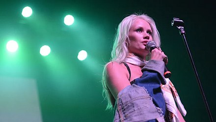 Singer Lauren Bennett, voice of "Party Rock Anthem", dies at 37